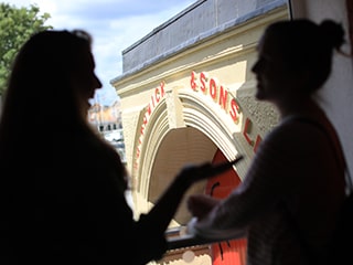 Visiteurs découvrant la mouture de malt au Smithwick's Experience Kilkenny